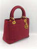 Sac Lady Dior cannage medium en toile de couleur framboise avec breloques dorées