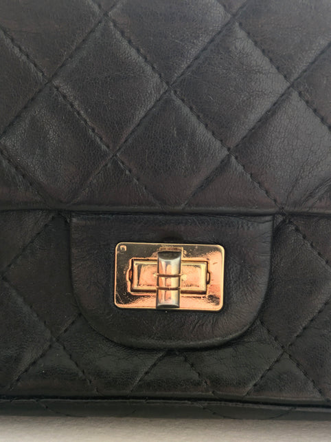 Placage or sur un sac Chanel du luxe vintage qui augmente la valeur du sac