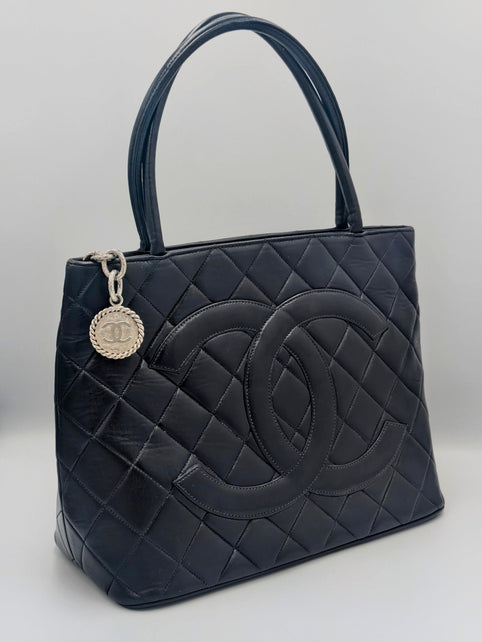 Sac Chanel Medaillon en cuir noir matelassé