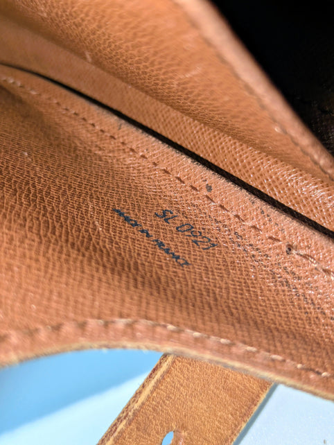 Marquages et numéro de série Louis Vuitton sur un sac Vintage