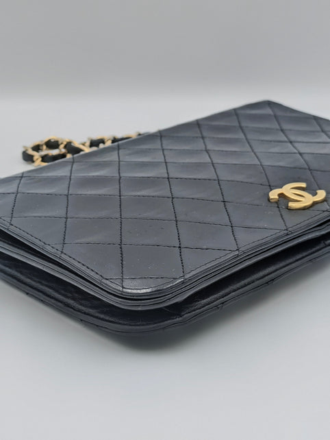 Détail d’un sac Chanel vintage en cuir matelassé