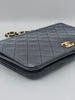 Détail d’un sac Chanel vintage en cuir matelassé