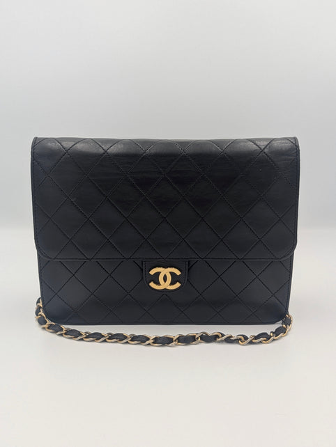 Sac Chanel timeless classique cuir noir et placage or 24 carats avec chaine à bandoulière