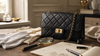 Sac vintage en cuir matelasse noir avec chaine doree, loupe et gants blancs pour illustrer l'authentification d'une piece de luxe