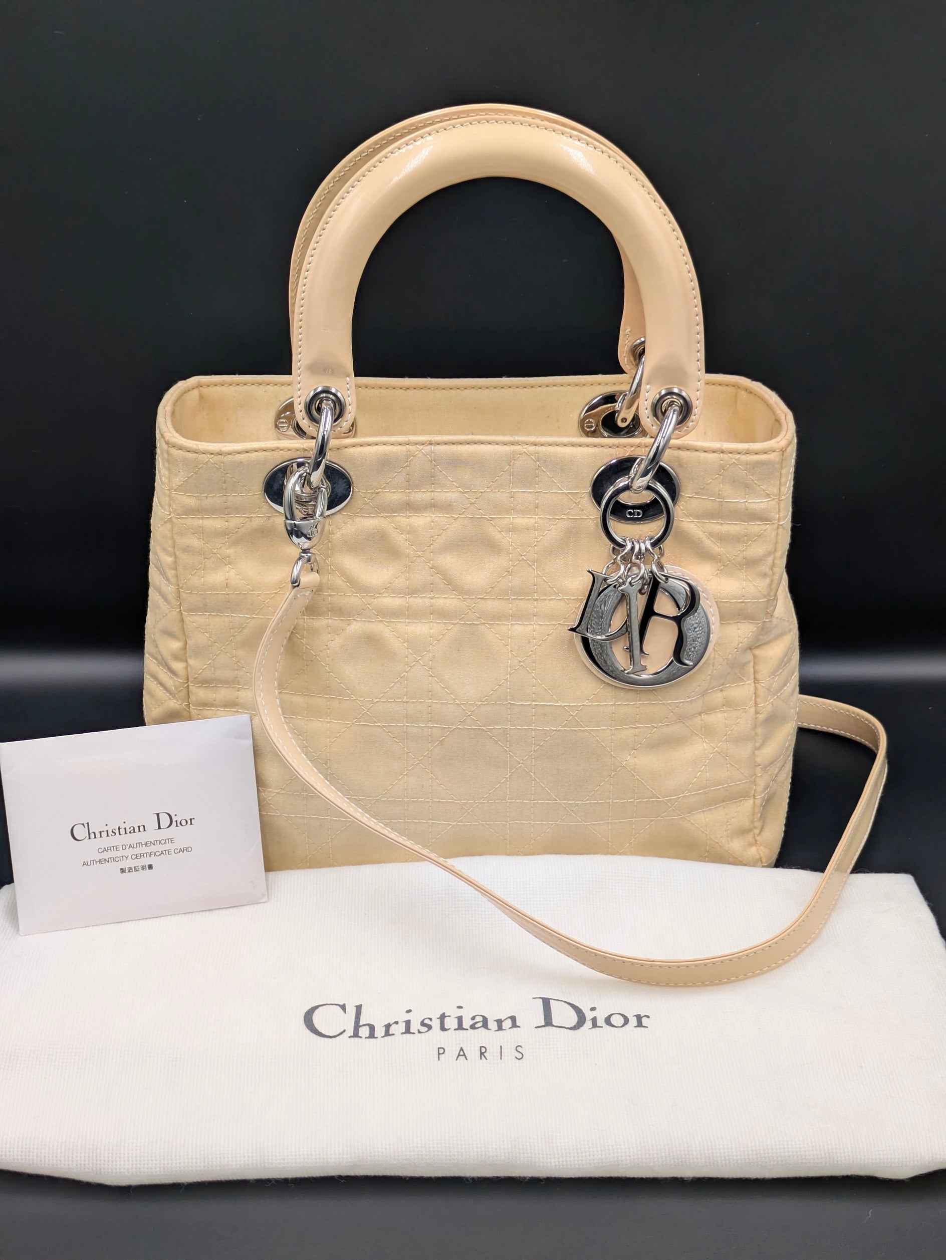 Lady Dior Medium beige nylon vue de dos détail ferrures CD argentées