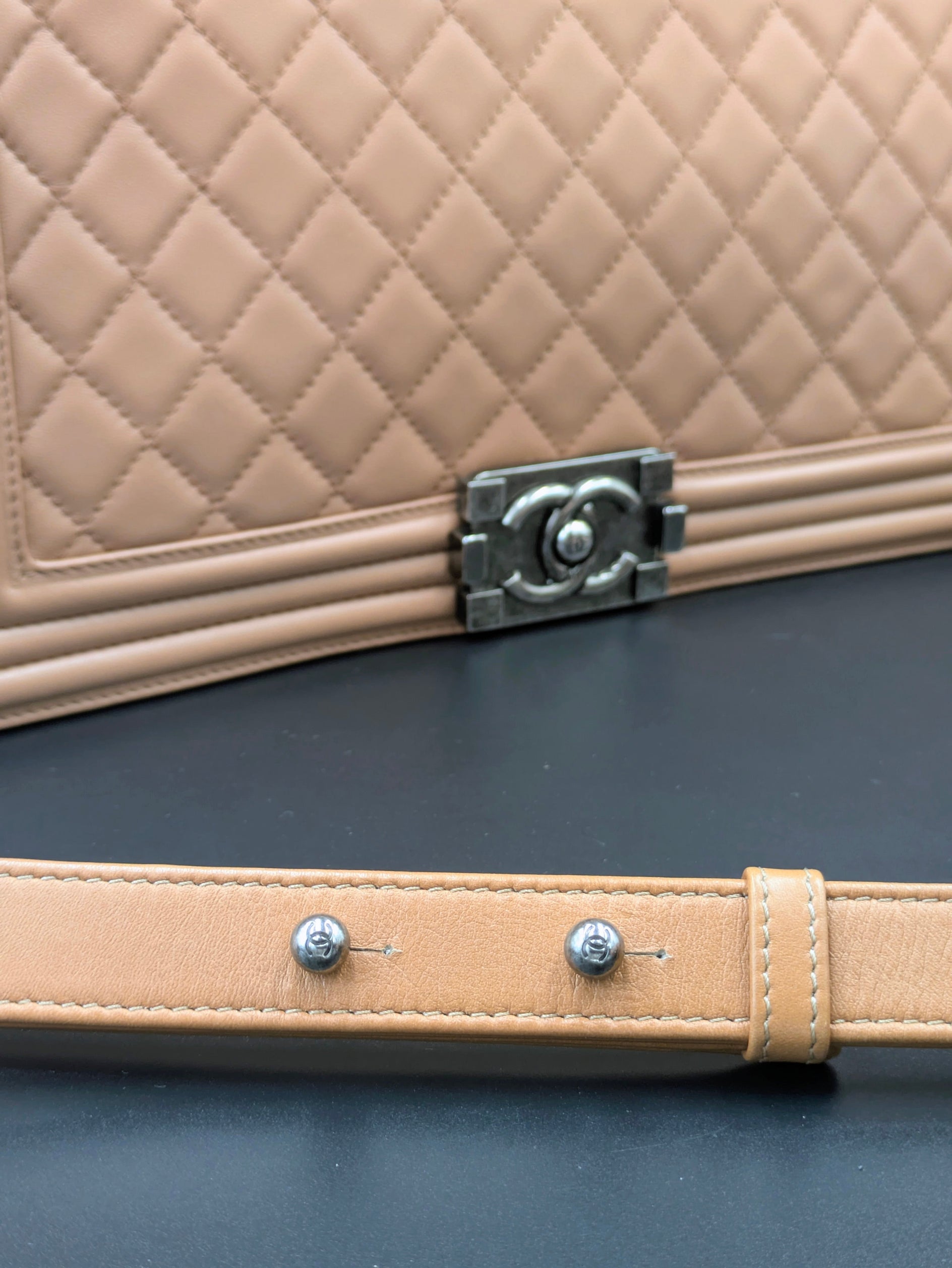 Détail de la bandoulière du Chanel Boy large beige rosé