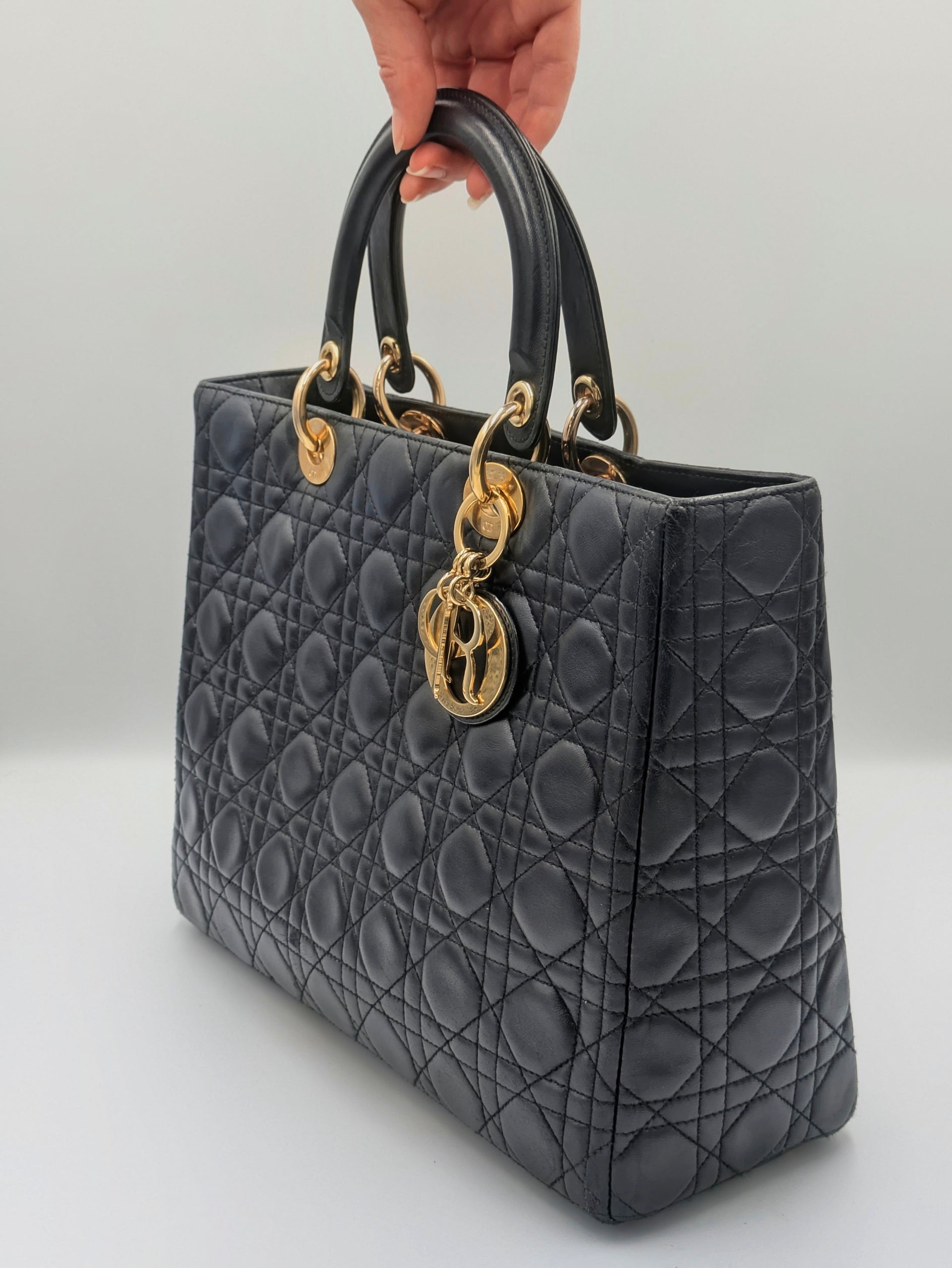 Breloques et cuir DIOR dorées Lady Dior large cuir noir