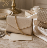 Bannière éditoriale pour les petits sacs de luxe vintage