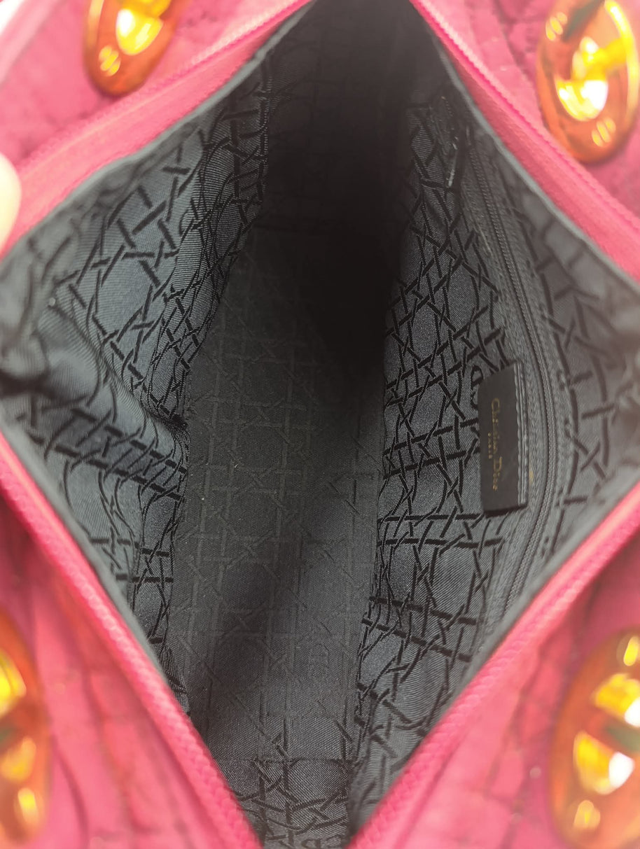 Détail du sac Lady Dior framboise et de son matelassage