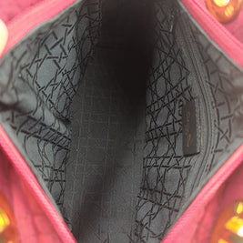 Détail du sac Lady Dior framboise et de son matelassage