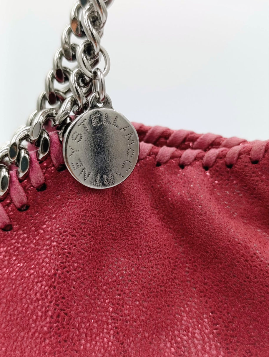 Sac Falabella Tiny rose détail fermeture aimantée