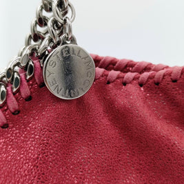 Sac Falabella Tiny rose détail fermeture aimantée