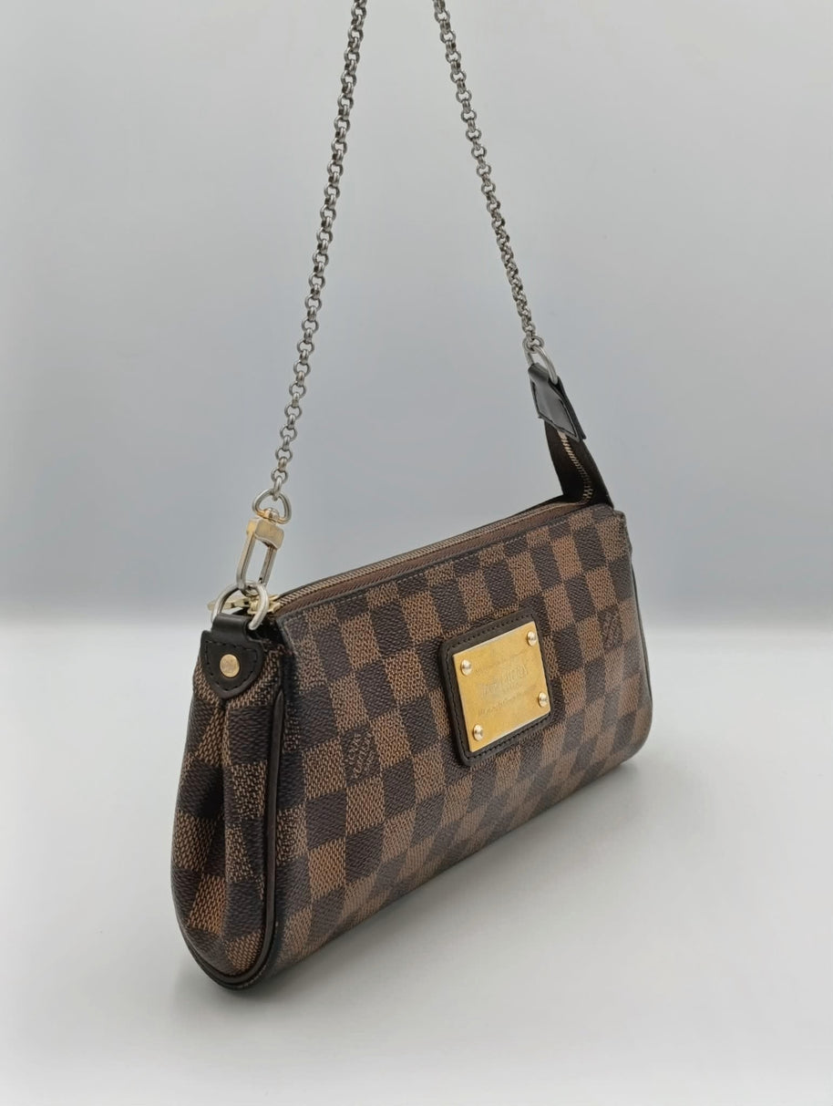 Détail toile Damier ébène Louis Vuitton Eva