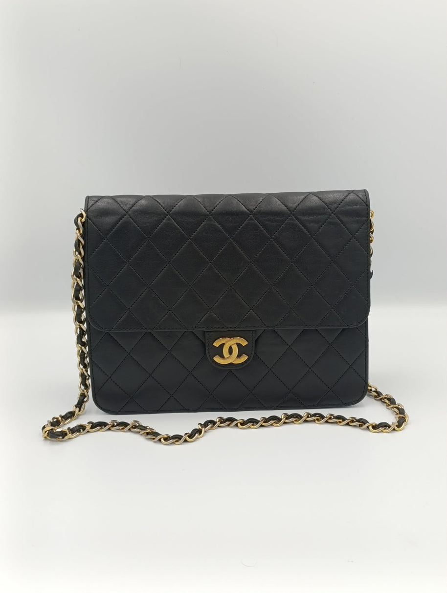 Chanel Timeless 22 noir vue de dos matelassage cuir
