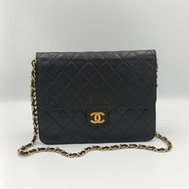 Chanel Timeless 22 noir vue de dos matelassage cuir