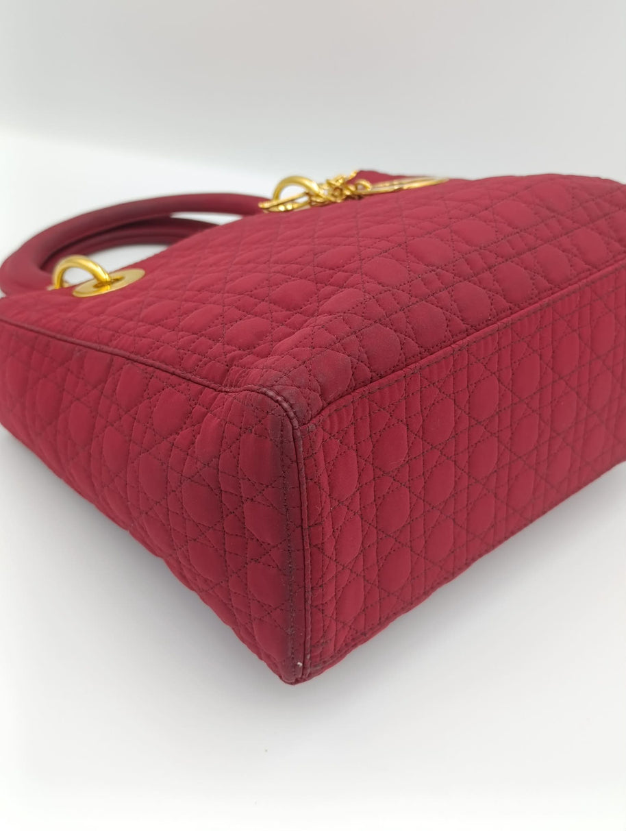 Détail du sac Dior Lady Dior nylon framboise