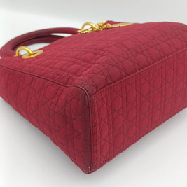 Détail du sac Dior Lady Dior nylon framboise