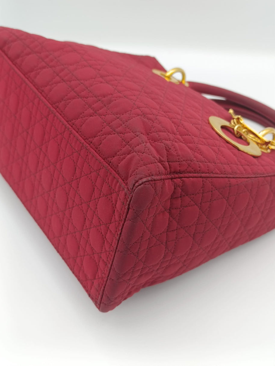Vue complémentaire du Lady Dior medium en nylon framboise