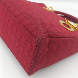 Vue complémentaire du Lady Dior medium en nylon framboise