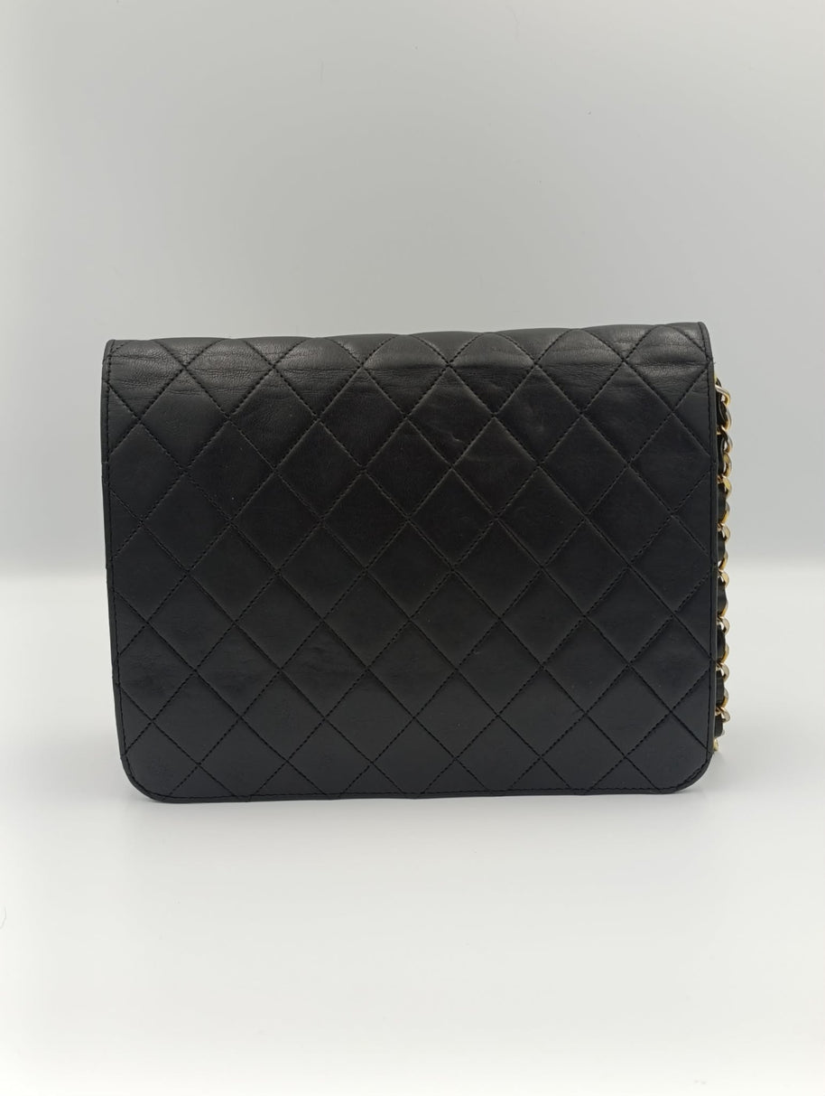 Chanel Timeless 22 noir détail bouton pression et coutures