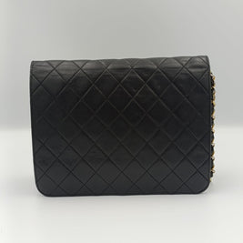 Chanel Timeless 22 noir détail bouton pression et coutures