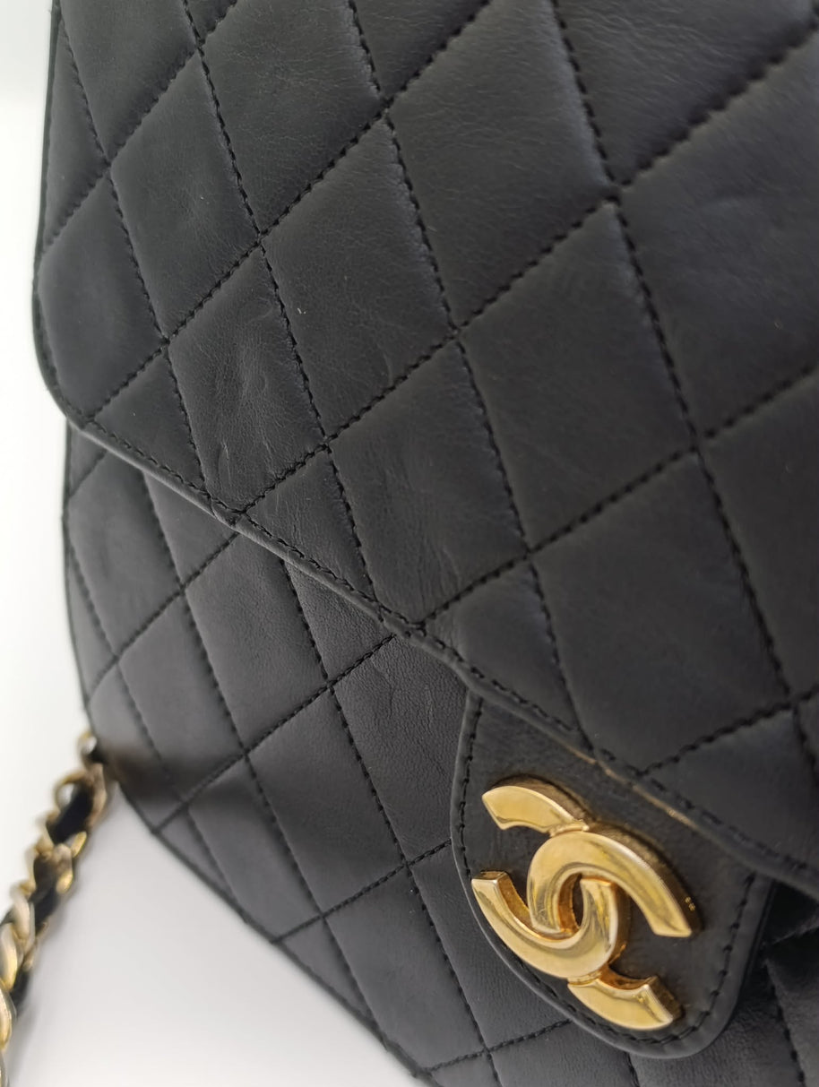 Chanel Timeless 22 cuir noir détail coins du sac