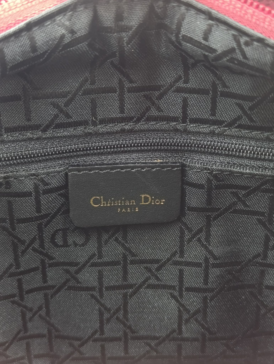 Présentation du Lady Dior medium framboise porté main