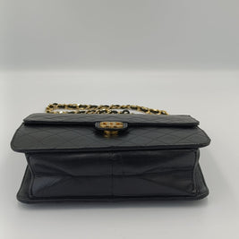 Sac Chanel Timeless 22 noir détail bandoulière chaîne dorée