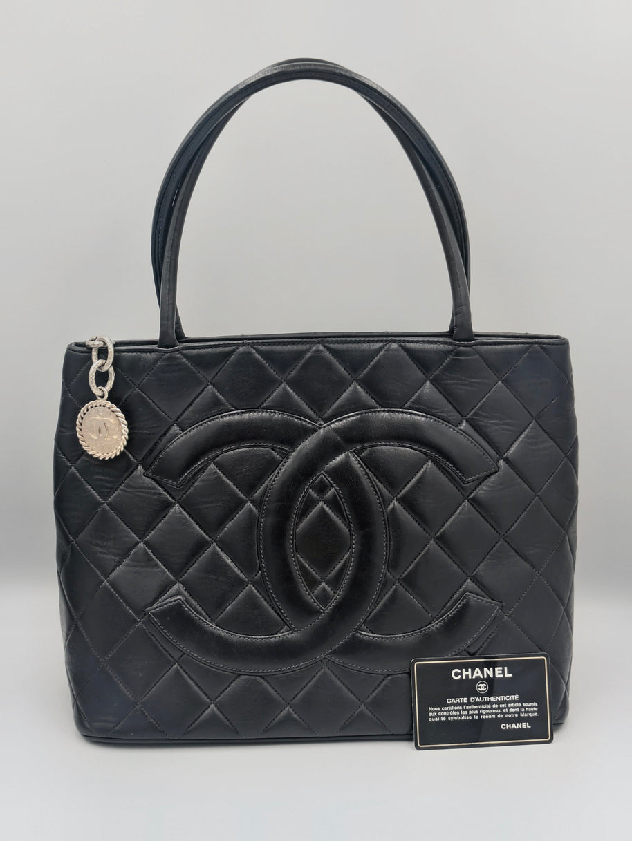 Sac Chanel Cabas Tote Médaillon noir matelassé vue principale