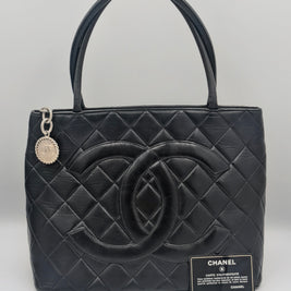 Sac Chanel Cabas Tote Médaillon noir matelassé vue principale