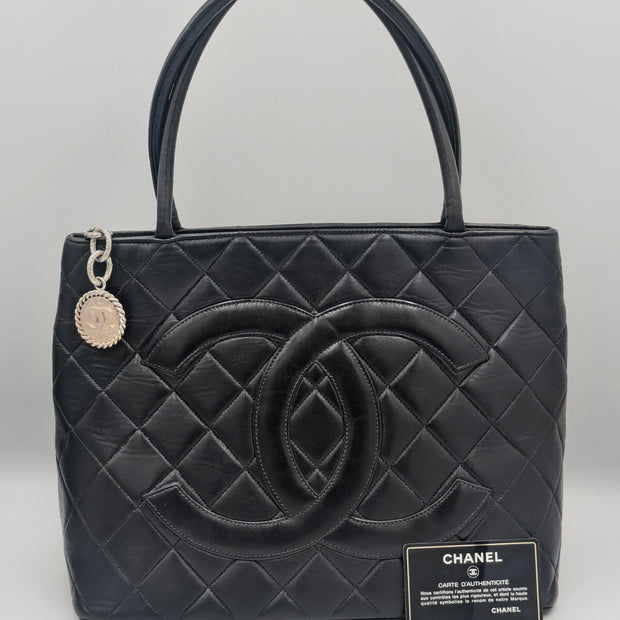 Sac Chanel Cabas Tote Médaillon noir matelassé vue principale