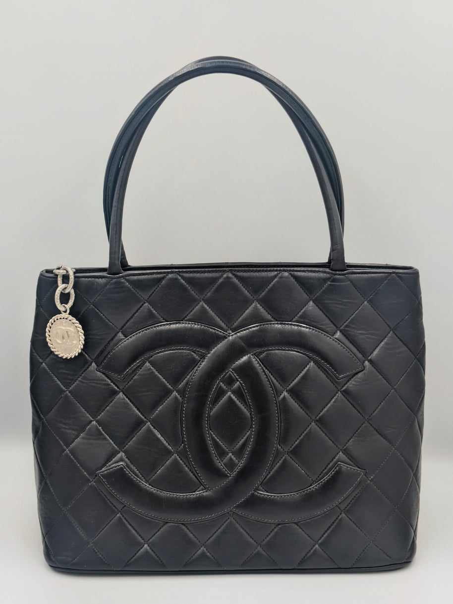 Chanel Cabas Médaillon en cuir noir aperçu de face