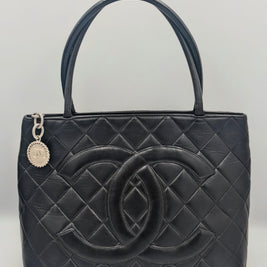 Chanel Cabas Médaillon en cuir noir aperçu de face