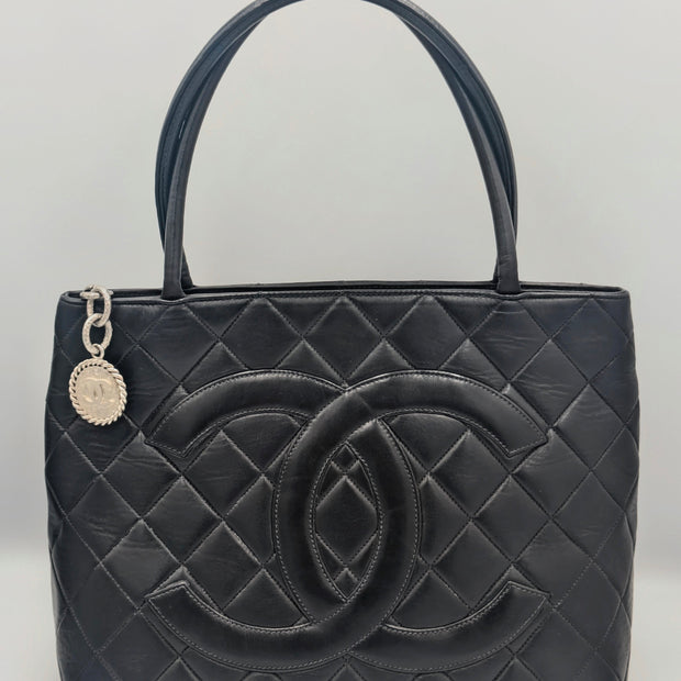 Chanel Cabas Médaillon en cuir noir aperçu de face