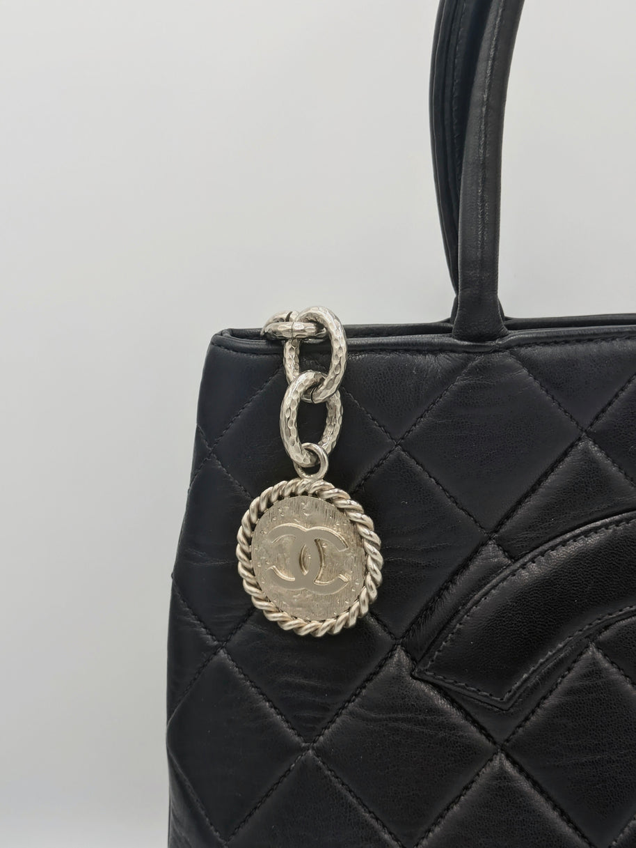 Détail du matelassage du cabas Chanel noir