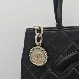 Détail du matelassage du cabas Chanel noir