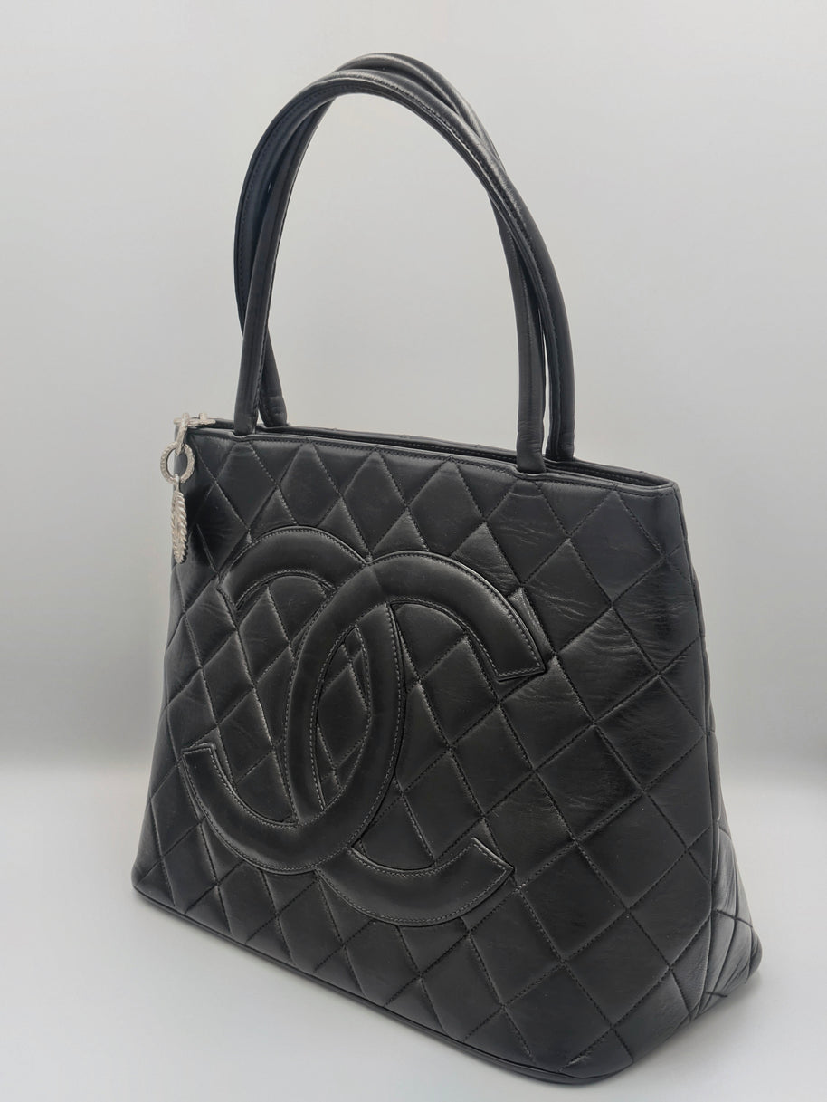 Profil du cabas Chanel Médaillon en cuir noir