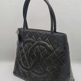 Profil du cabas Chanel Médaillon en cuir noir