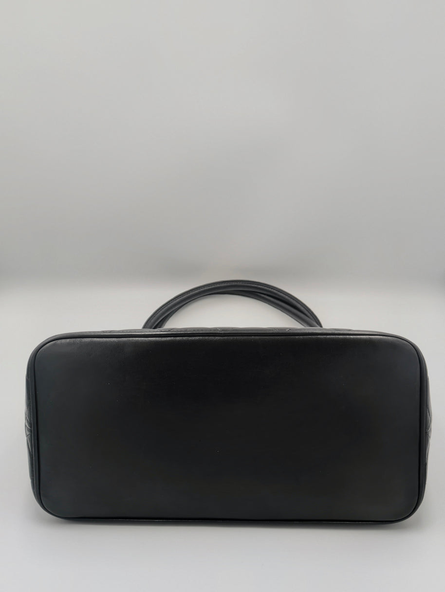 Détail de l’état du cuir Chanel Cabas Médaillon