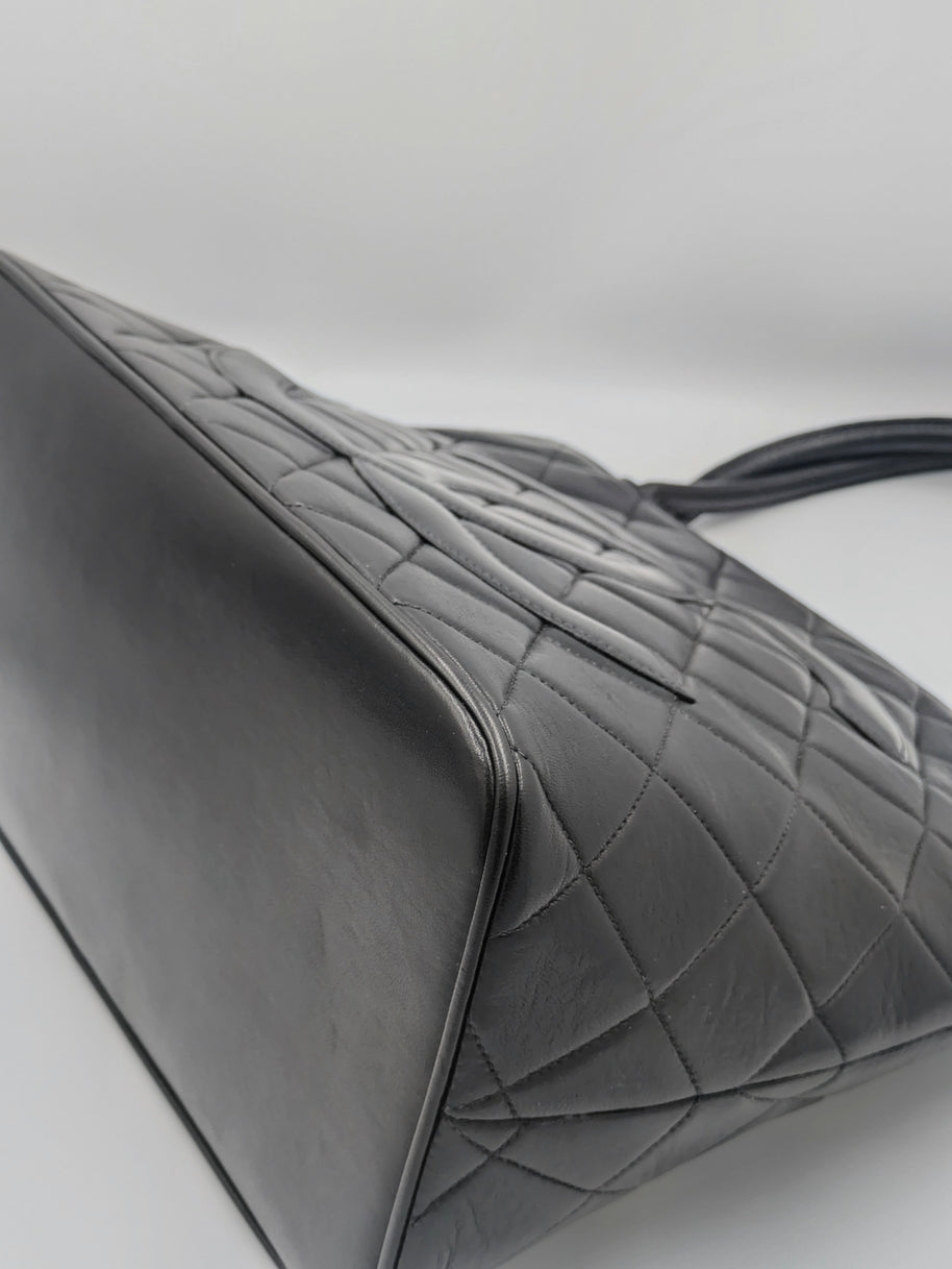 Vue arrière du cabas Chanel noir matelassé