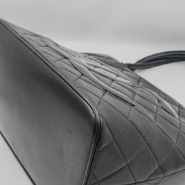 Vue arrière du cabas Chanel noir matelassé
