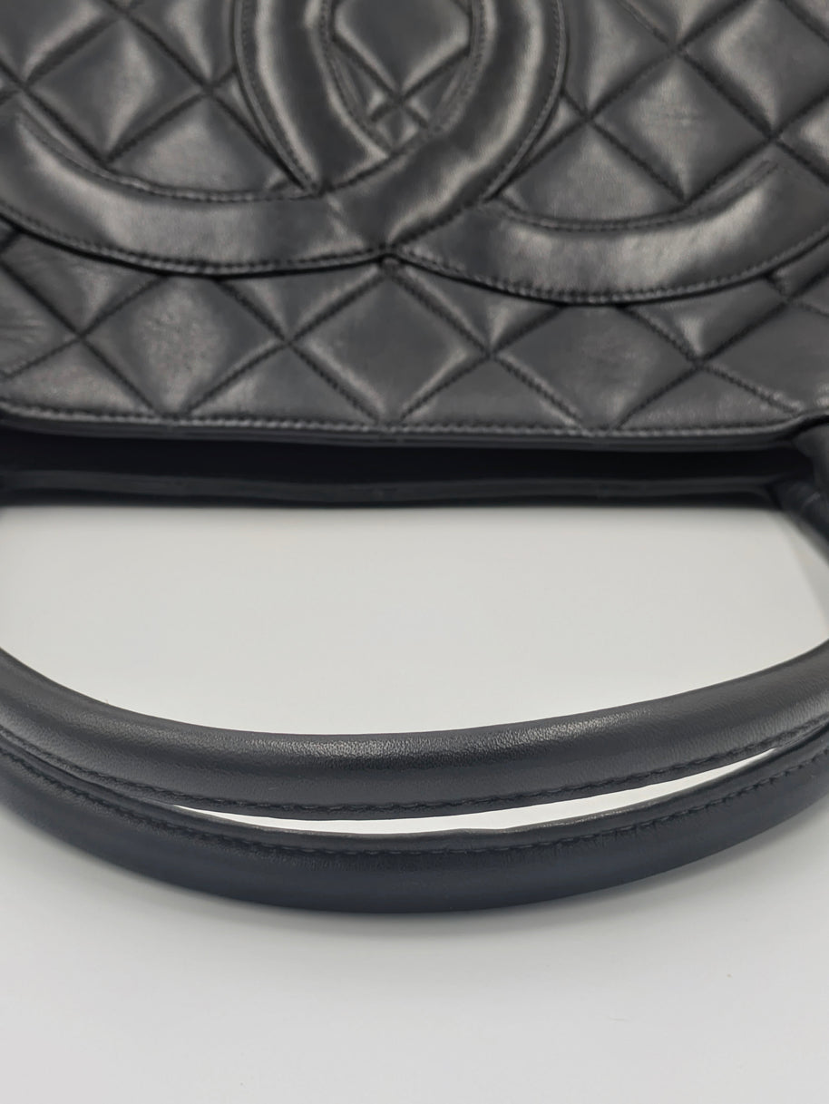 Fermeture du cabas Chanel Médaillon noir