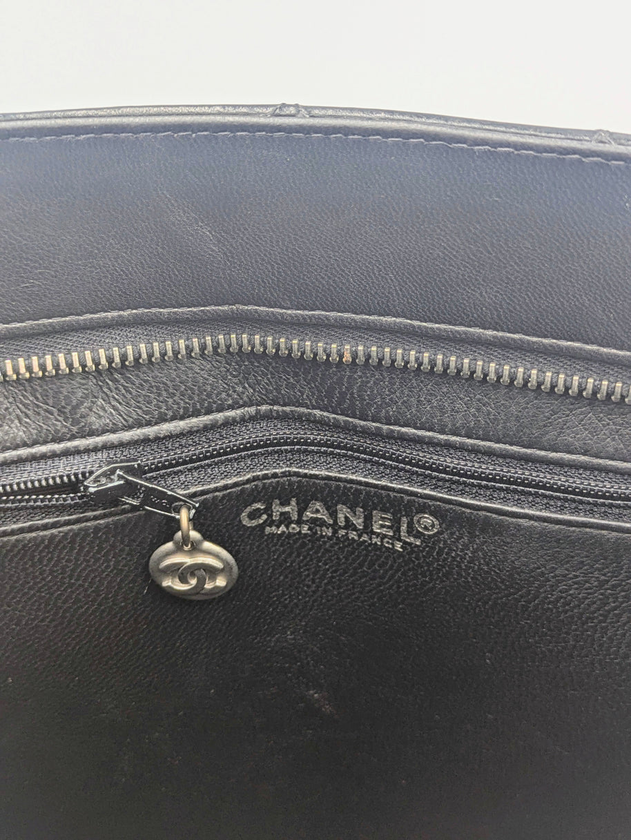Présentation du Chanel Cabas Médaillon en cuir noir