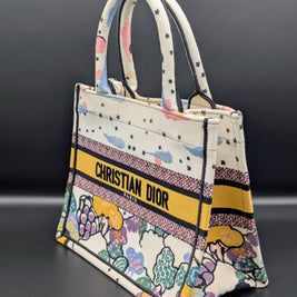 Détail du motif Ciel de rêve du Dior Book Tote