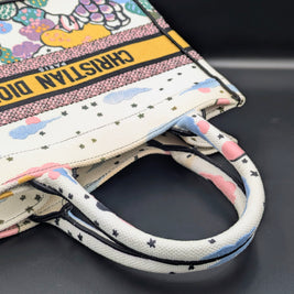 Détail des finitions du Dior Book Tote multicolore