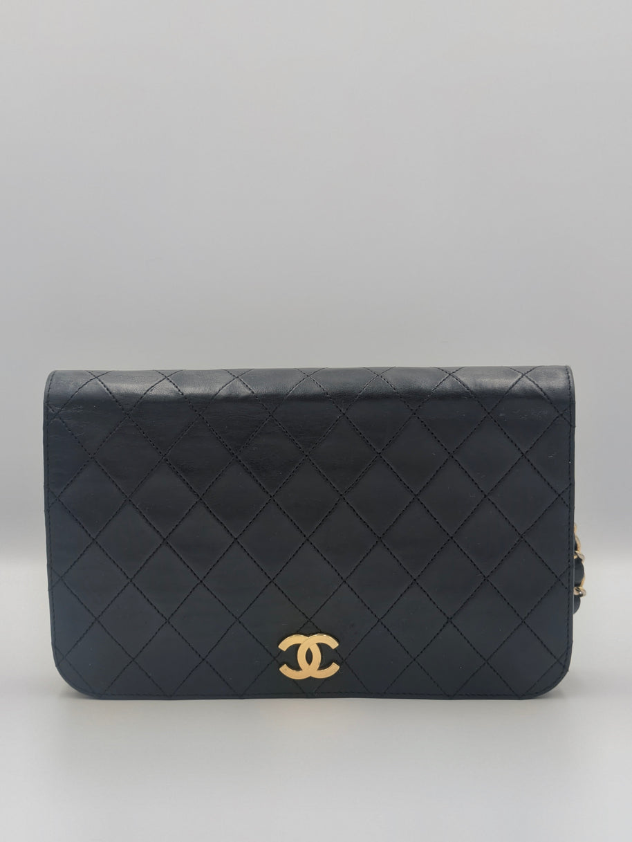 Chanel Timeless vintage noir aperçu de face et rabat matelassé