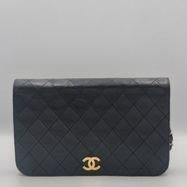 Chanel Timeless vintage noir aperçu de face et rabat matelassé