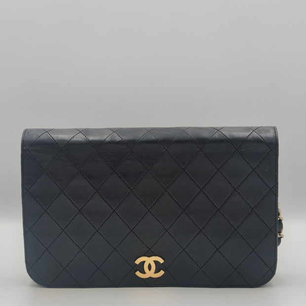 Chanel Timeless vintage noir aperçu de face et rabat matelassé