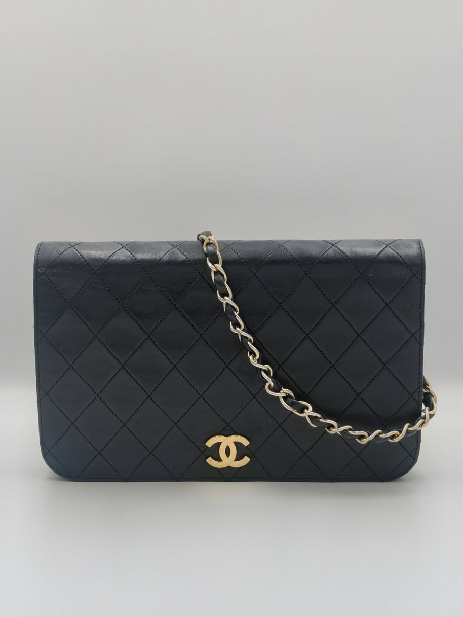 Détail du cuir matelassé du sac Chanel Timeless vintage