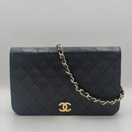 Détail du cuir matelassé du sac Chanel Timeless vintage